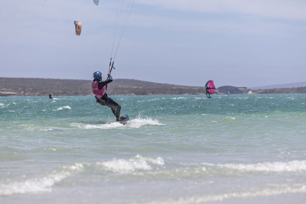 A kitesurfer turning back upwind close to the beach